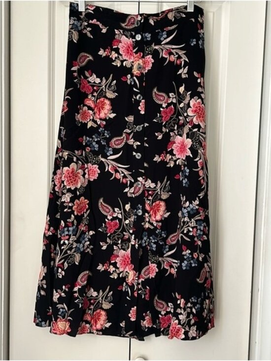 Dresses & Skirts - Floral front button down skirt
